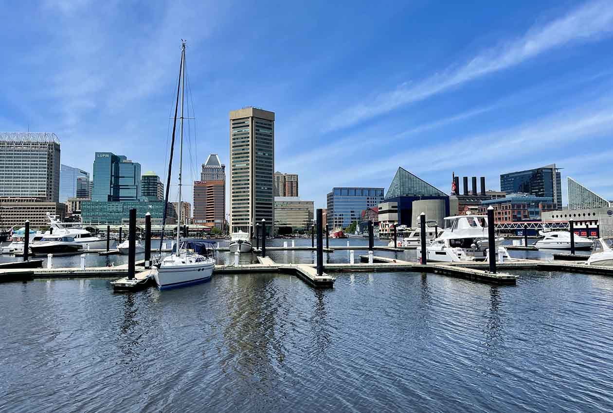 From sea breeze to city lights and shadows: the beautiful walking route of the Inner Harbor coastal trail